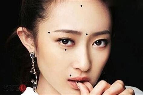 女人胸部有痣