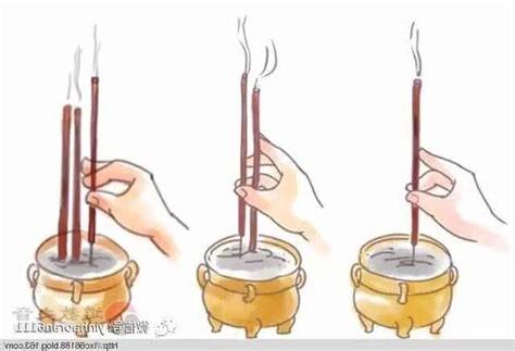 手拿三支香