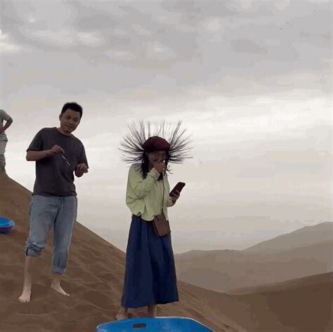 沙漠頭髮豎起