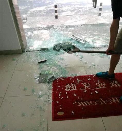 玻璃突然碎裂