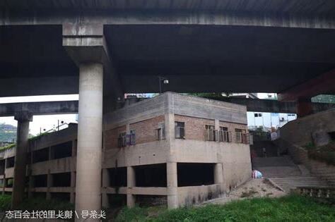 房子旁邊有高架橋
