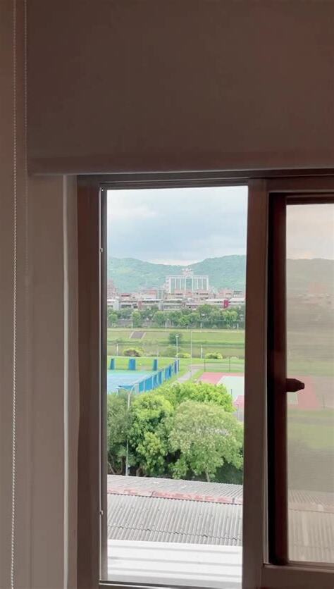 兩個窗戶的房間
