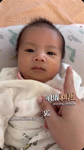 幼兒斜眼看人