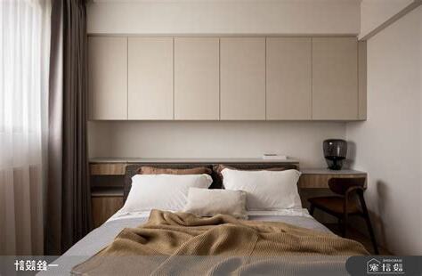 睡覺上面有樑柱