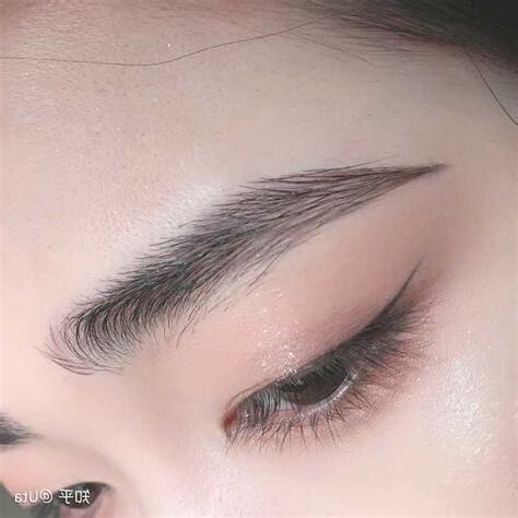 眉毛很黑
