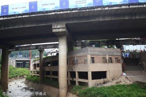 高架橋旁的房子