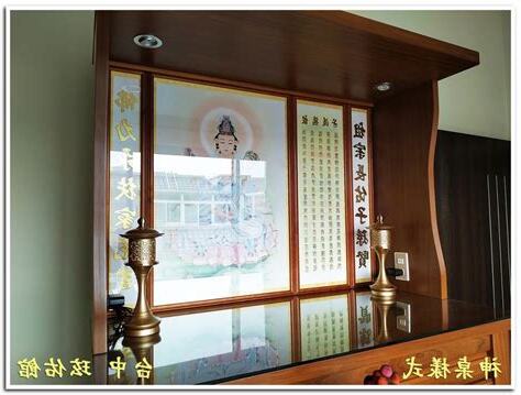 神桌後面是樓梯