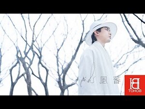 搭乘白色降落傘隨著風吹四處搖