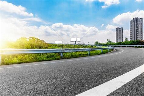 住高速公路旁