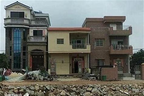 房子兩邊高中間低