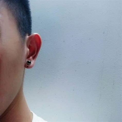 男人打耳洞