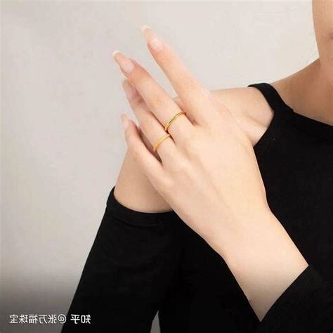 右手中指金戒指