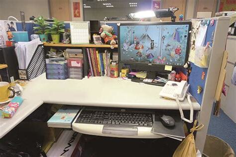 辦公桌電腦擺設