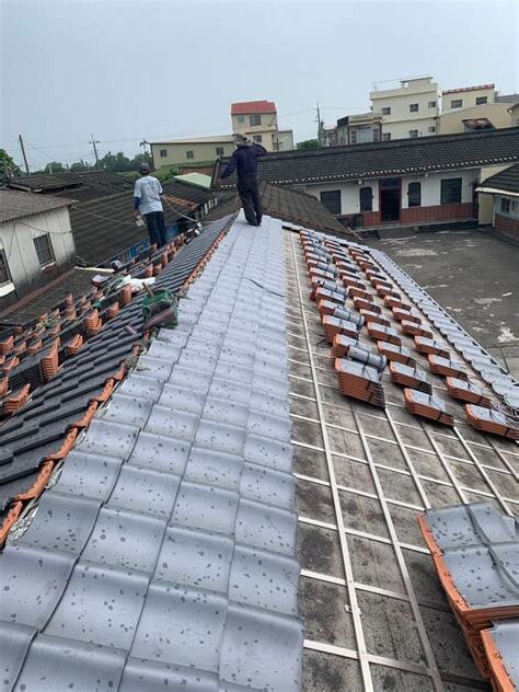 屋頂瓦片施工