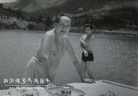 毛主席游泳