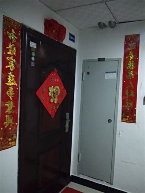大樓貼春聯
