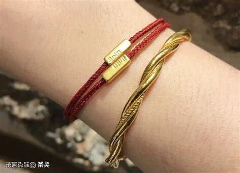 女生戴黃金