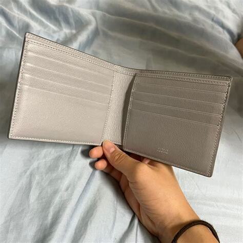灰色皮夾