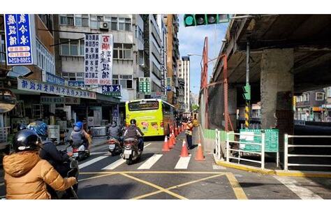 住高架橋旁