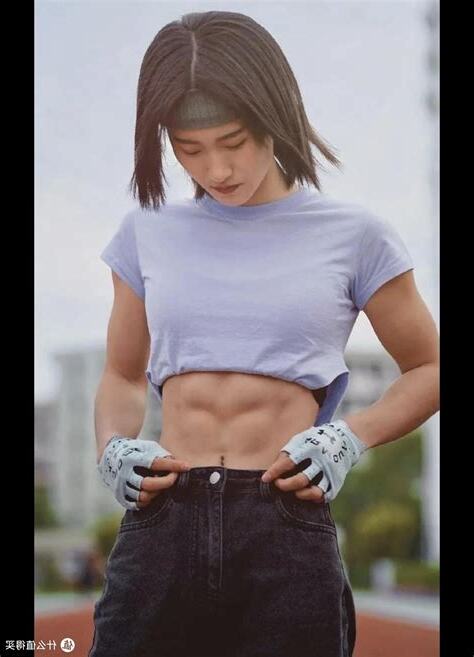 女生腹部