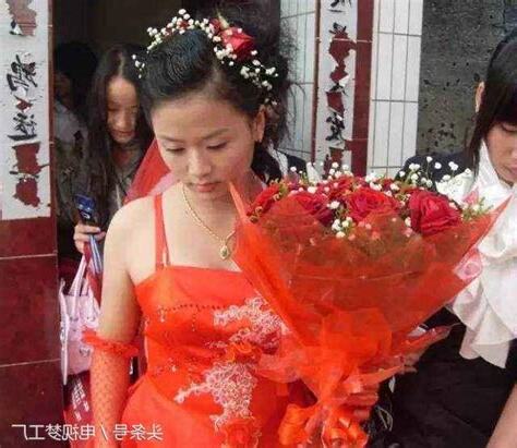 女大三抱金磚
