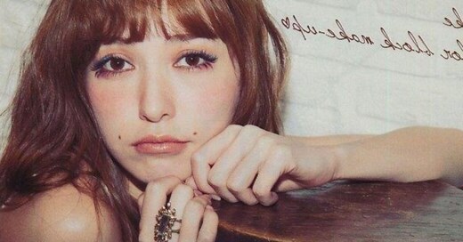 嘴唇上方有痣女