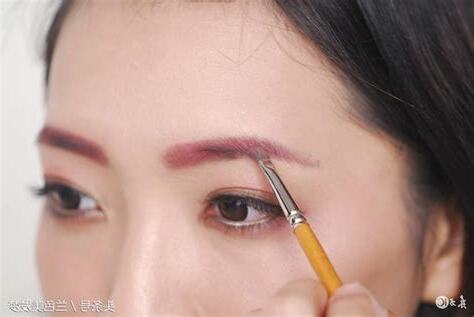 眉尾上揚