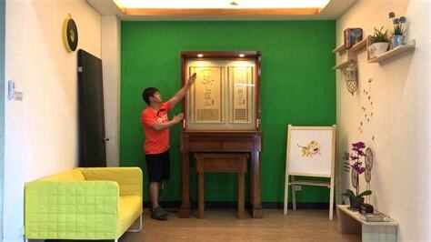 神明桌後面是廁所