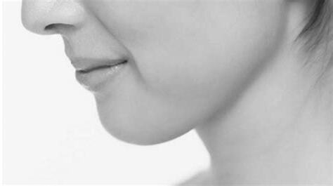 女人下巴有墨