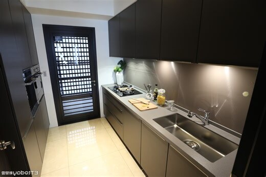 廚房在大門旁