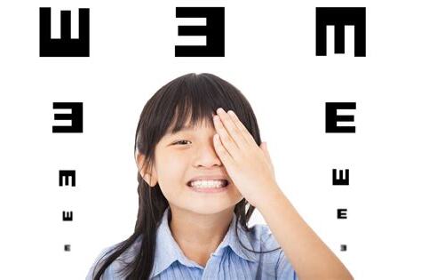 幼兒斜眼看人