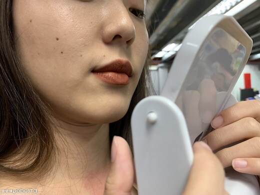 脖子右側有痣
