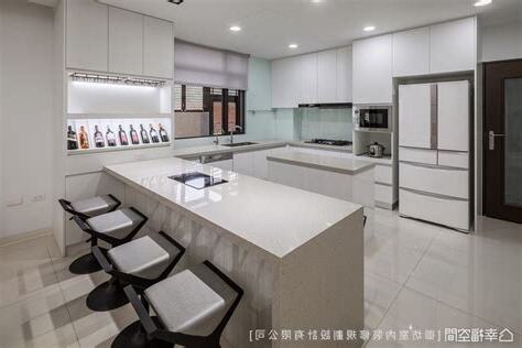 廚房後面是廁所