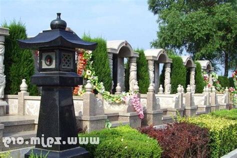 夢見墓地