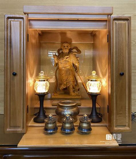 神桌旁有門