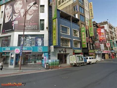 車道旁的店面